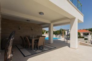 Bazén v ubytování Villa Compass; Luxury experience in natural bay. nebo v jeho okolí