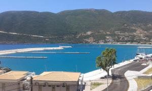 - une vue sur une grande étendue d'eau avec des montagnes dans l'établissement Pension Holidays, à Vasiliki