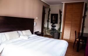 Postel nebo postele na pokoji v ubytování Hotel Rural Camero Viejo + 35 fotografií