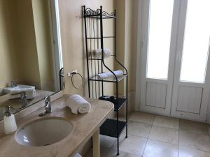 y baño con lavamanos y toallero. en Life Apartments San Vicente, en Sevilla