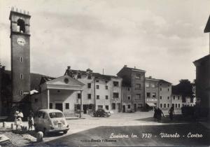 una vieja foto de un edificio con una torre de reloj en Guest House In Contrà, en Lusiana