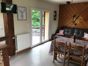 TV a/nebo společenská místnost v ubytování Gîte du ROCHER