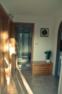 ein Badezimmer mit Dusche und Badewanne in der Unterkunft Vacation home Vesna in Bribir