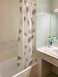 ミアミ・プラトーヤにあるHoming Miami Playa Cristal 10のシャワーカーテンと洗面台付きのバスルーム