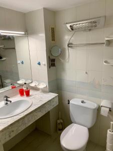 ミアミ・プラトーヤにあるHoming Miami Playa Cristal 10のトイレと洗面台付きのバスルーム +11枚の写真