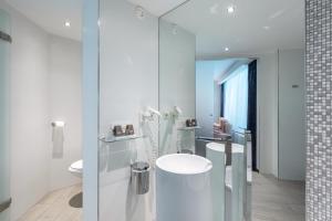 Bathroom sa Van der Valk Hotel Wieringermeer