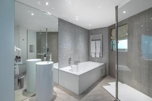 Un baño de Van der Valk Hotel Wieringermeer