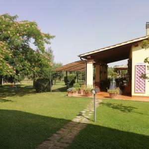 un parquímetro en el césped frente a una casa en Agriturismo Le Villette di Cate, en Alberese