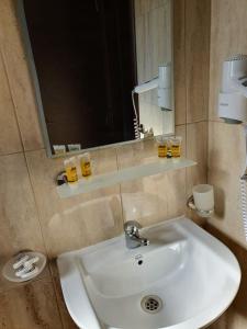 bagno con lavandino bianco e specchio di City Centre Stylish rooms ad Atene