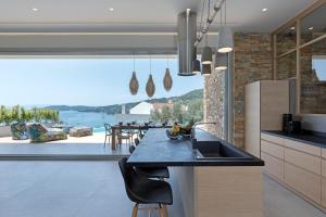 cocina con encimera y vistas al océano en Villa K, en Skiathos