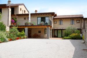 a large house with a balcony and a patio at A Casa Di Mìnola in Roe