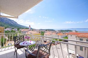 balcone con 2 sedie e un tavolo di Makarska sea view rooms a Makarska