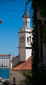 un edificio con una torre en la azotea en Speruna Luxury Inn, en Split