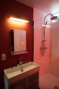La salle de bains est pourvue d'un lavabo et d'un miroir. dans l'établissement La Lisière, à Durbuy