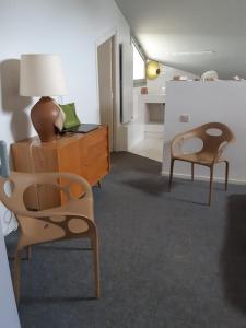 een kamer met 2 stoelen, een bureau en een lamp bij Superb architect villa 230m2 near beach south France in Salses-le-Chateau