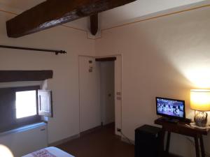 a room with a tv and a bed in it at Lo Spedalicchio in Bastia Umbra