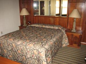 Sunburst Condominiums, a VRI resort tesisinde bir odada yatak veya yataklar