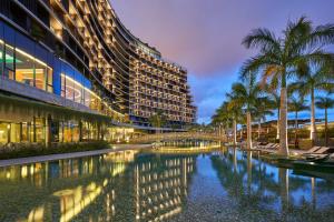 uma piscina de água em frente a um edifício com palmeiras em Savoy Palace - The Leading Hotels of the World - Savoy Signature no Funchal