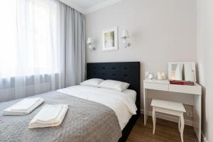 - une chambre avec un lit et un bureau avec un miroir dans l'établissement Luxury in Old Town - free parking, à Gdańsk