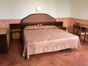ベッラーリア・イジェア・マリーナにあるhotel Locanda delle Duneのベッドルーム1室(大型ベッド1台、テーブル、椅子付)