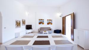 Televízia a/alebo spoločenská miestnosť v ubytovaní Residence Guidaloca