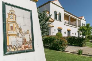 un edificio con una imagen de una torre de reloj en Hacienda las tres niñas, en La Puebla del Río