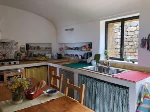 Kuchyň nebo kuchyňský kout v ubytování Dammuso Gaetani