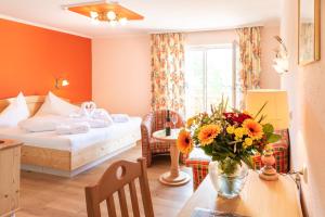 Postel nebo postele na pokoji v ubytování Hotel Försterhof lebe pur, genieße den Tag