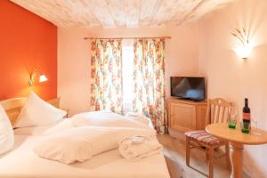 Postel nebo postele na pokoji v ubytování Hotel Försterhof lebe pur, genieße den Tag