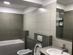 ジロカストラにあるHotel Kalemiのバスルーム(洗面台、トイレ、バスタブ付)