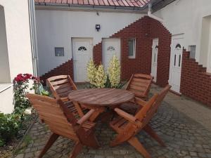 une table en bois, 2 chaises, une table et des chaises dans l'établissement Olomouc, à Olomouc
