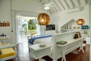 a bedroom with a bed and a desk and a bed at Hotel Agua Azul Beach Resort in Baru