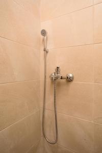 doccia con tubo in bagno di River TreeHouse a Laganas