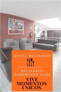 un cartel en el vestíbulo de un hotel con sillas y un cartel en Hotel Belisario INN en Guadalajara