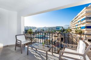 Ban công/sân hiên tại By RIVA - Contemporary 1 Bedroom Luxury Apt inside Puerto Banus