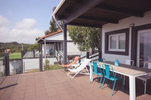 una casa con patio con mesa y sillas en Madera y Mar (familias/parejas) en Isla