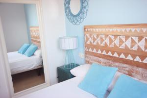 Säng eller sängar i ett rum på Madera y Mar (familias/parejas)