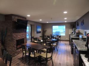 A restaurant or other place to eat at Western Star Inn & Suites Esterhazy