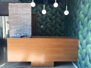 a reception desk in a room with a green wall at Hotel Patilla Ciudad de Requena in Requena