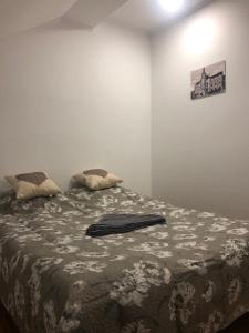 Ένα ή περισσότερα κρεβάτια σε δωμάτιο στο Апартаменты в центре города