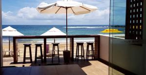 un bar con vistas a la playa y al océano en Pousada Manhã Dourada, en Morro de São Paulo