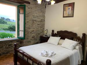 een slaapkamer met een bed met twee knuffels erop bij Casa da Roxa in Foz