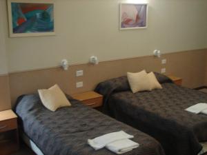 Tempat tidur dalam kamar di Cheltum Hotel