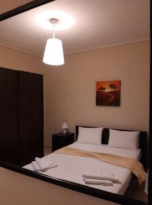 Кровать или кровати в номере GOUGOUSIS apartments