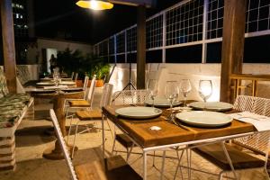 Restoran või mõni muu söögikoht majutusasutuses Soy Local Insignia