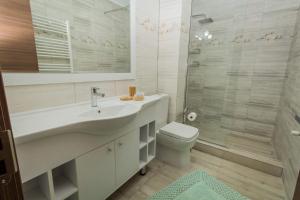 ein Bad mit einem Waschbecken, einem WC und einer Dusche in der Unterkunft ViiLaLac in Venus