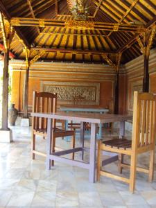a wooden table and two chairs in a room at Puri Agung Inn in Sidemen +59 photos