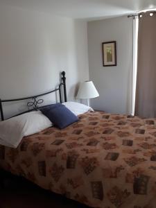 Een bed of bedden in een kamer bij Les Appartements de La Bergeronnette