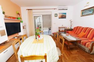a living room with a table and a couch at Apartman Luna in Dugi Rat
