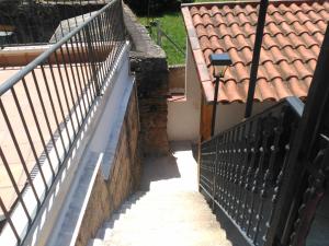 an outdoor stairway with a fence and a tile roof at APARTAMENTOS LA CASONA DE EZCARAY CON TERRAZAS y PATIOS INDIVIDUALES in Ezcaray